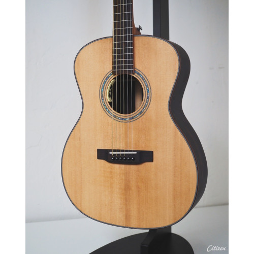 Model OMC - Acoustic Guitar